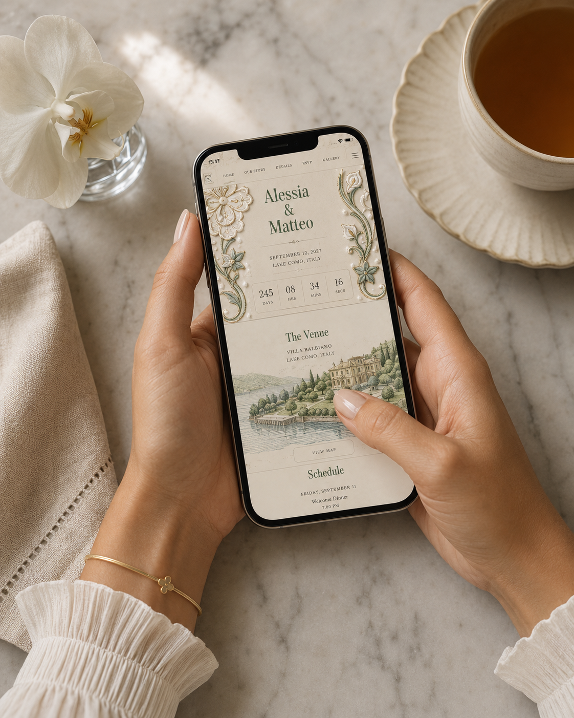 Mains tenant un smartphone affichant un site de mariage avec compte à rebours